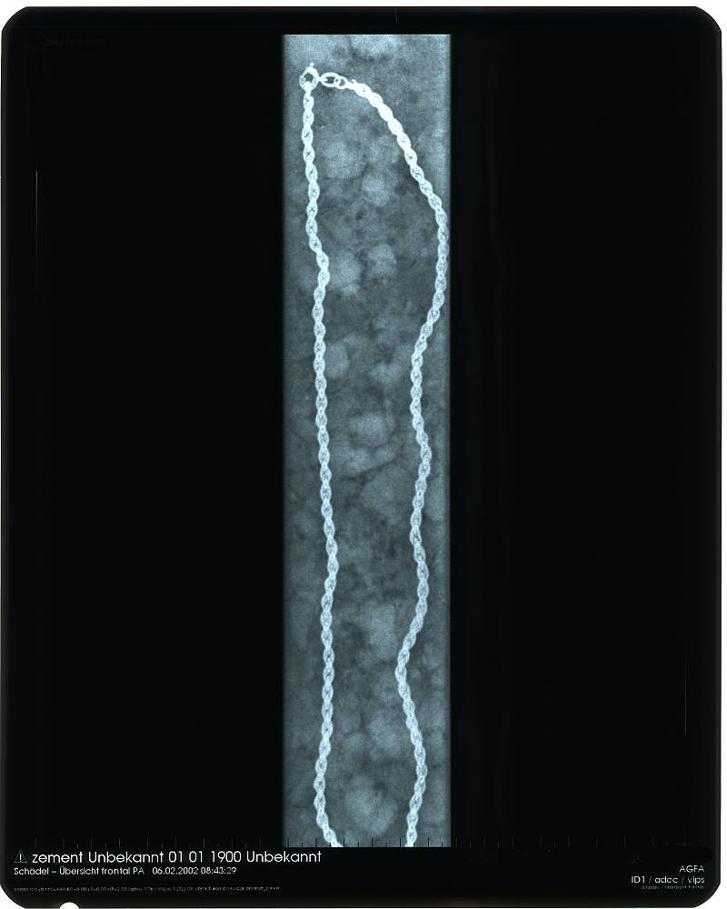 familienschmuck-in-beton-eingegossene-goldkette-anna-eichlinger-Xray-800w