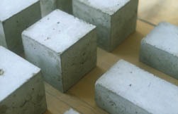 familienschmuck-in beton-kuenstlerin-anna-eichlinger-muenchen-westend