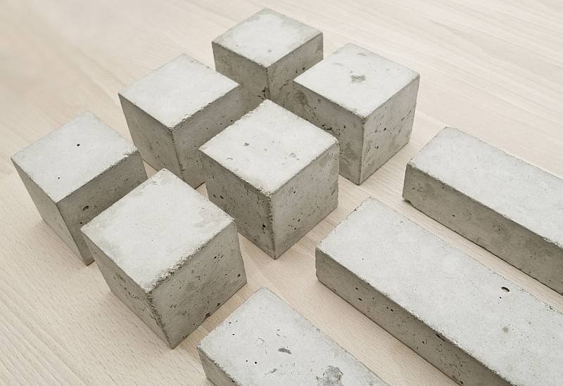 familienschmuck-in-beton-mit-eingegossener-goldkette-anna-eichlinger-800w