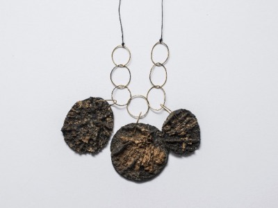 schmucktage-muenchen-kette-gold-holz-silikon-anna-eichlinger